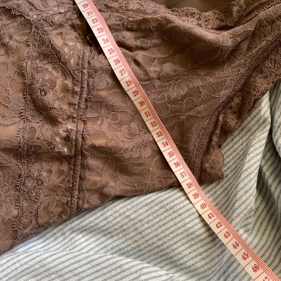 Vintage Y2K lace v-neck tank top - Picture 4 of 6